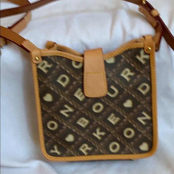 Super cute Dooney and Bourke Crossbody signature - Picture 4 of 8